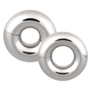 Dos anillos Tribal Dream plateados de acero quirúrgico sobre fondo blanco