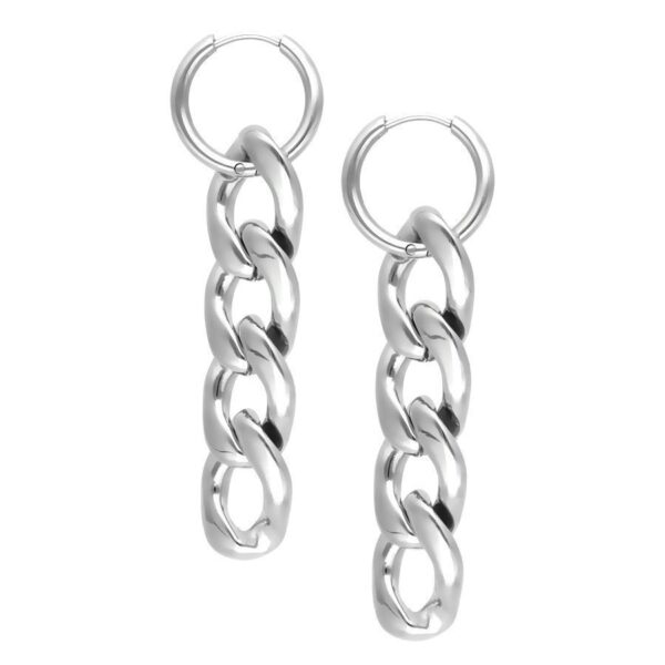 Dos aros Chunky de plata de acero quirúrgico sobre fondo blanco
