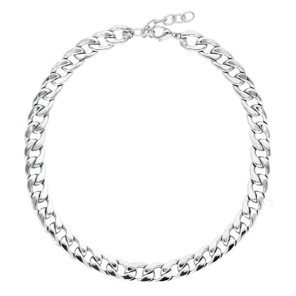 Cadena chunky de plata de acero quirúrgico 316L sobre fondo blanco