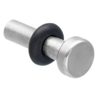 Keeper plateado de titanio con anillo de goma negro sobre fondo blanco