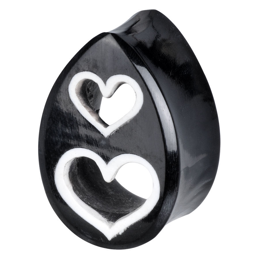 Plug de madera negra en forma de gota con dos corazones recortados sobre fondo blanco