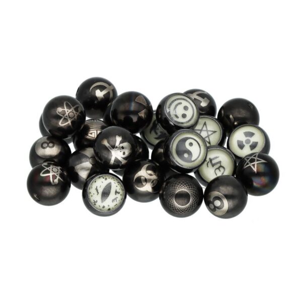 Bolas de titanio negro con varios símbolos grabados sobre fondo blanco