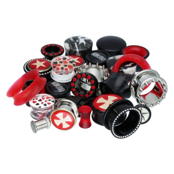 Varios túneles y plugs coloridos sobre fondo blanco