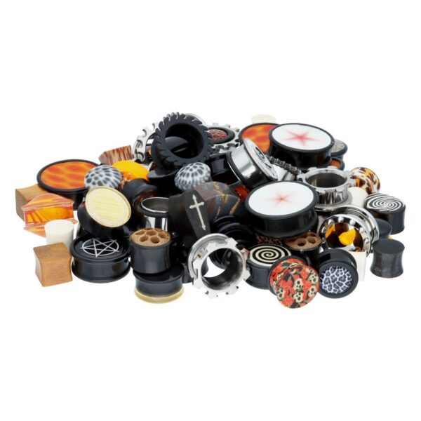 Colorido set de piercings de Halloween con varios materiales sobre fondo blanco