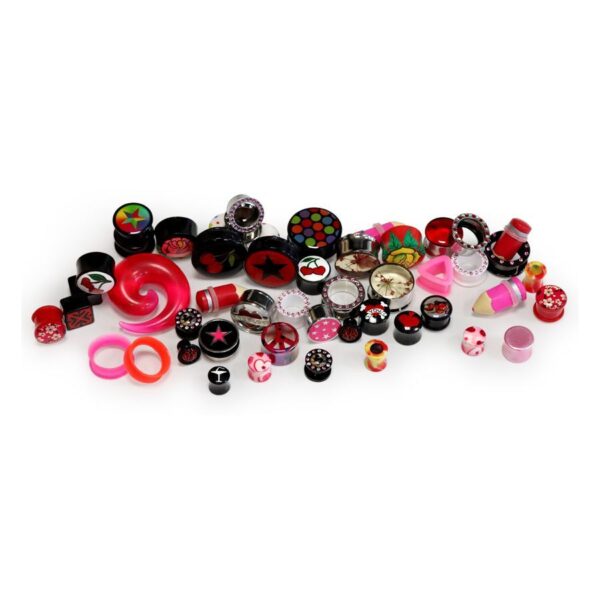 Varios piercings y plugs coloridos de acrílico, PMMA, silicona, acero quirúrgico 316L y madera sobre fondo blanco