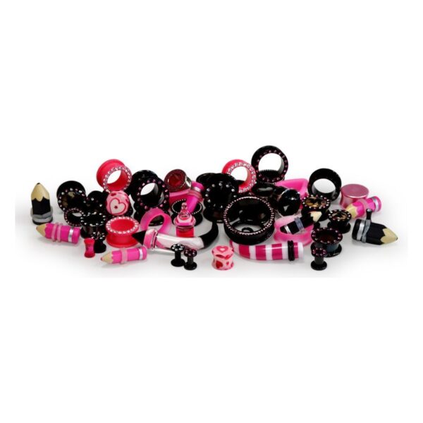 Varios piercings rosas y negros distribuidos sobre un fondo blanco