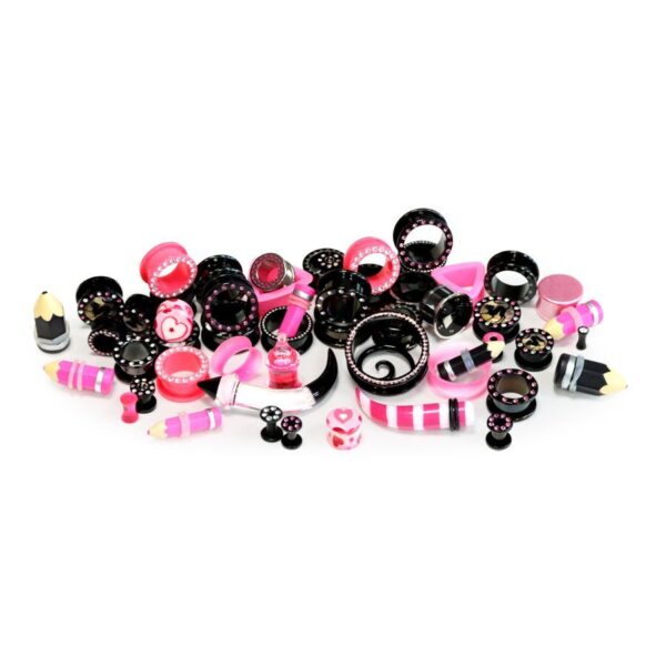 Varios piercings rosa-negro sobre fondo blanco