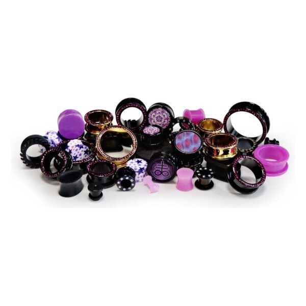 Varios piercings en lila y dorado sobre fondo blanco