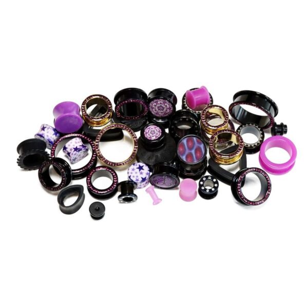 Varios piercings en negro y morado sobre fondo blanco