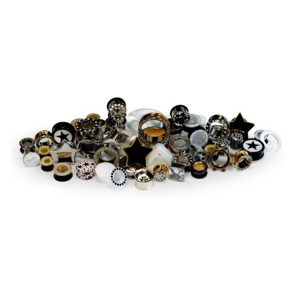 Varios sets de piercings de acrílico, silicona y acero sobre fondo blanco