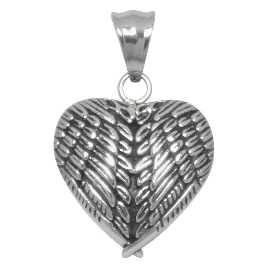 Colgante de corazón plateado con alas Colgante de corazón plateado con motivo de alas de acero quirúrgico sobre fondo blanco