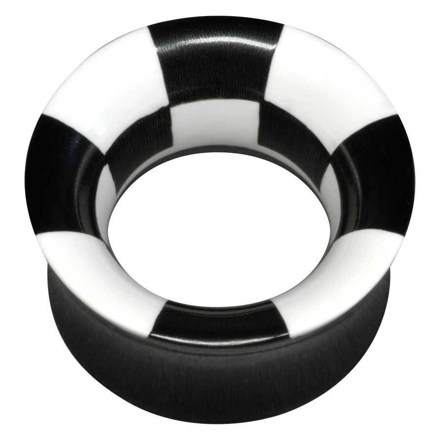 Túnel de cuerno blanco y negro con patrón de tablero de ajedrez sobre fondo blanco