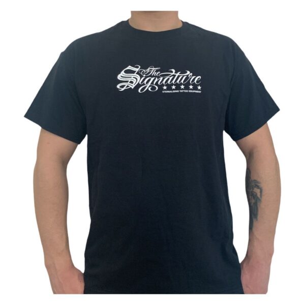 Camiseta negra de Wildcat con el texto blanco 'The Signature', llevada por una persona
