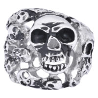 Anillo ancho con diseño de calavera de acero quirúrgico plateado sobre fondo blanco