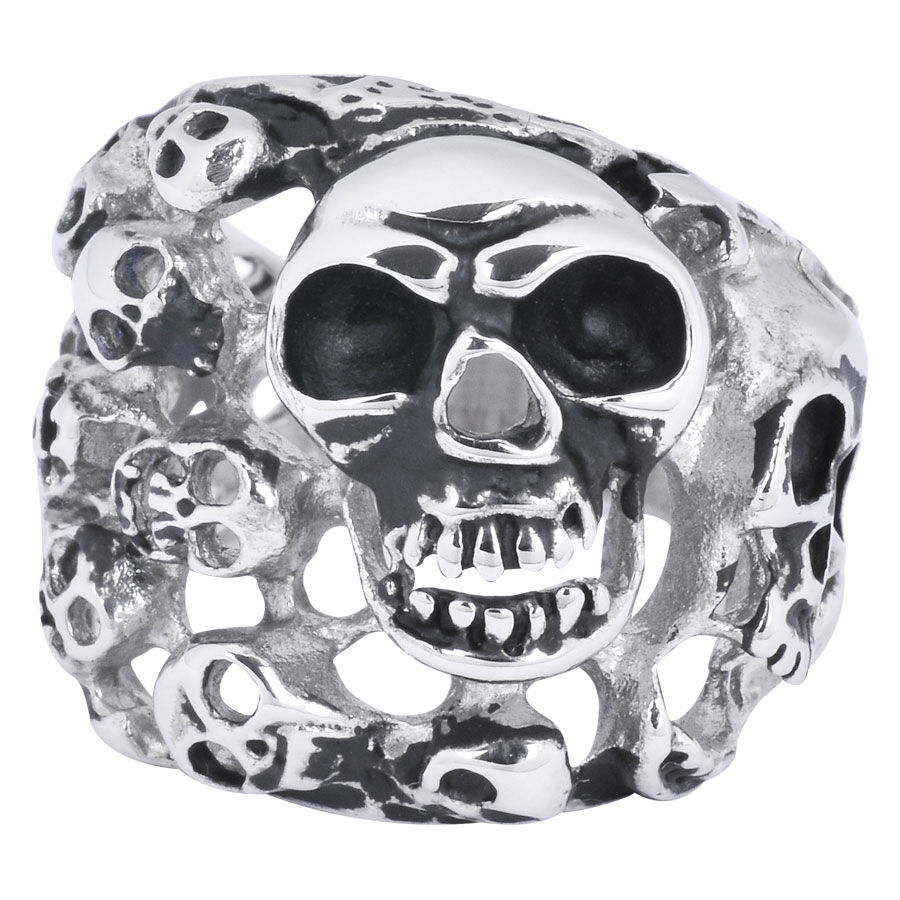 Anillo ancho con diseño de calavera de acero quirúrgico plateado sobre fondo blanco