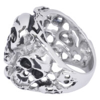 Anillo de dedo plateado de acero quirúrgico con diseño de calavera sobre fondo blanco