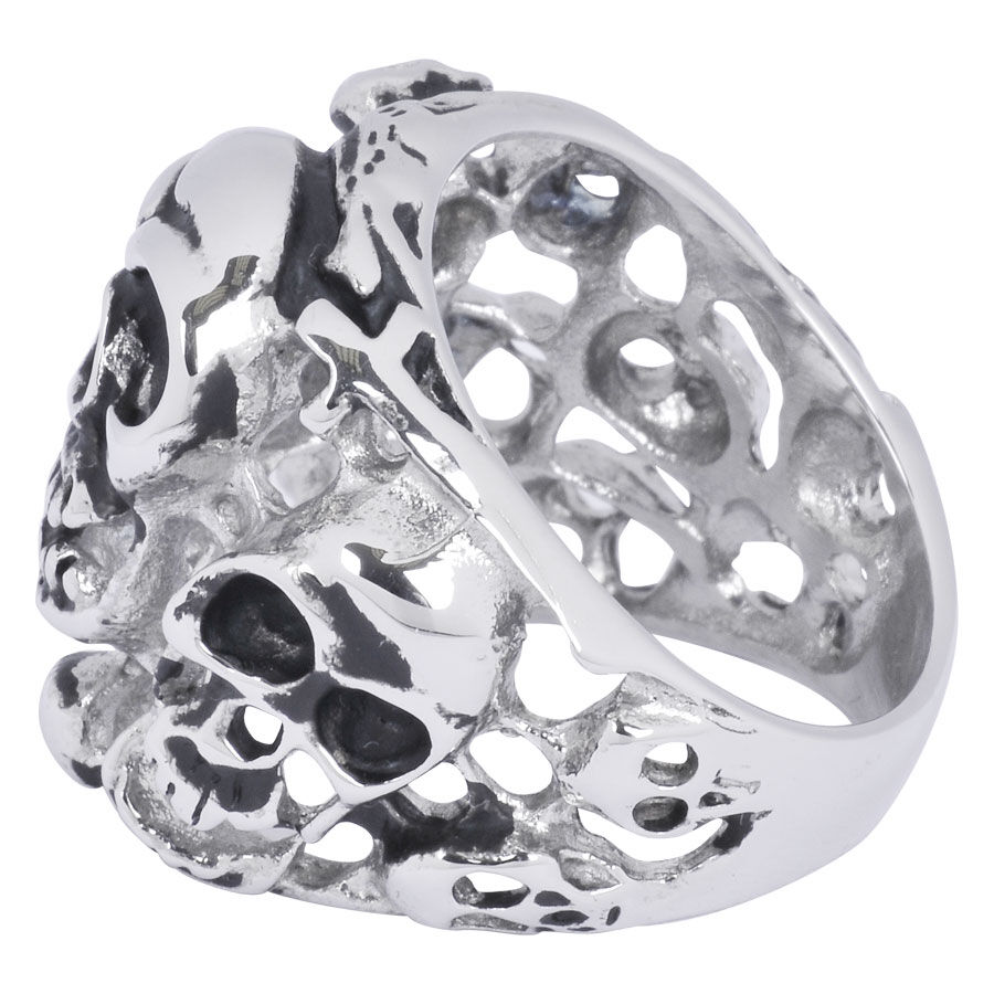 Anillo de dedo plateado de acero quirúrgico con diseño de calavera sobre fondo blanco