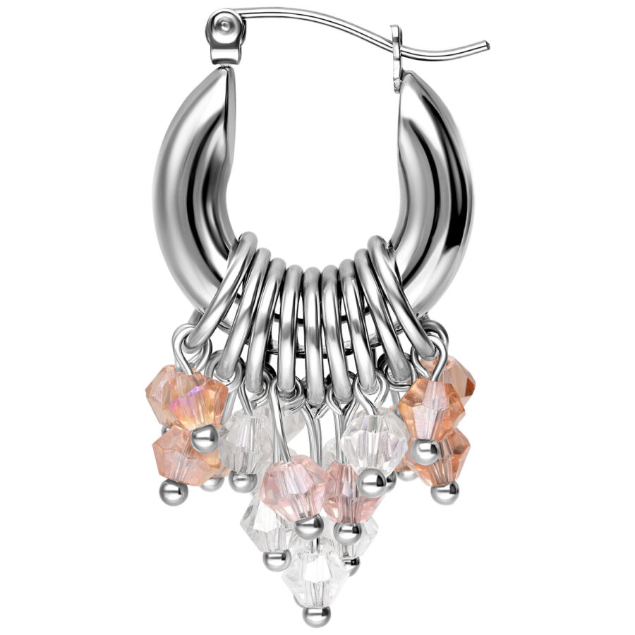Pendientes plateados con cristales de vidrio de colores sobre fondo blanco