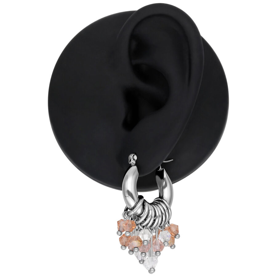 Pendientes plateados con colgantes en modelo de oreja negra