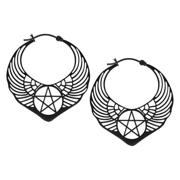Dos pendientes negros de acero quirúrgico con diseño de pentagrama y alas sobre fondo blanco