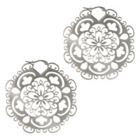 Aros Flower plateados de acero quirúrgico Dos aros Flower plateados con diseño floral delicado sobre fondo blanco