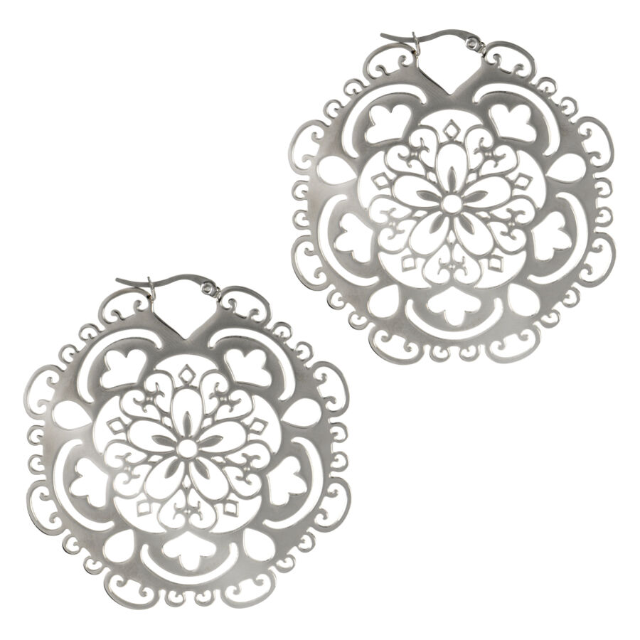 Aros Flower plateados de acero quirúrgico Dos aros Flower plateados con diseño floral delicado sobre fondo blanco