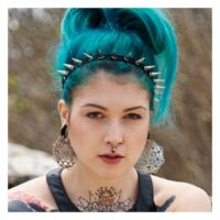 Aros Flower de Acero Inoxidable Plateados Mujer con cabello turquesa lleva grandes aros Flower plateados