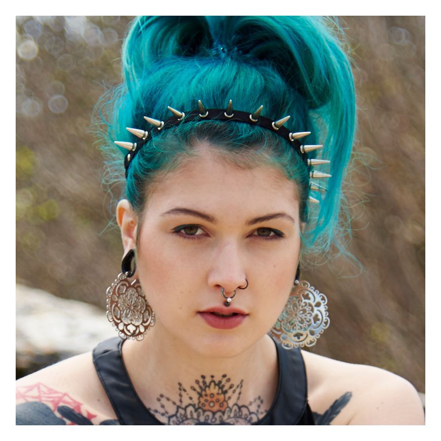 Aros Flower de Acero Inoxidable Plateados Mujer con cabello turquesa lleva grandes aros Flower plateados