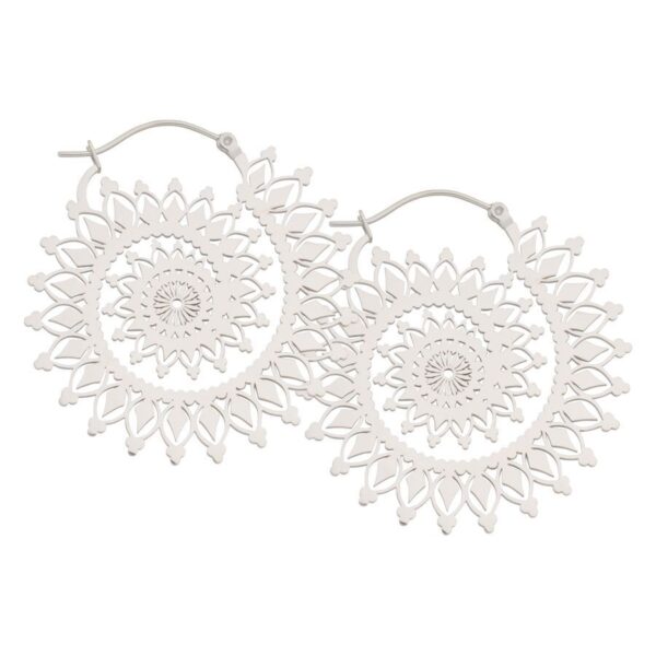Aros Nautilus florales en plata sobre fondo blanco