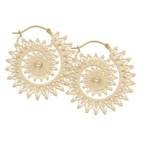 Aros Dorados Floral Nautilus Pendientes dorados con diseño Floral Nautilus y patrón delicado sobre fondo blanco