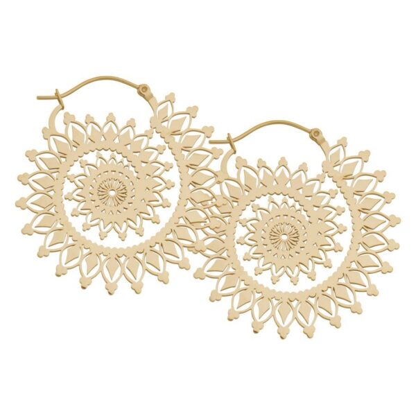 Pendientes dorados con diseño Floral Nautilus y patrón delicado sobre fondo blanco