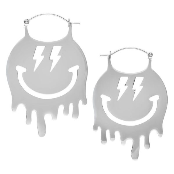 Par de aros de sonrisa plateados con diseño de rayo sobre fondo blanco