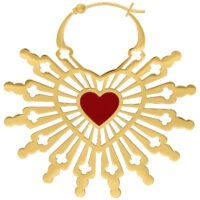 Pendientes dorados en forma de corazón con un corazón rojo en el centro sobre fondo blanco