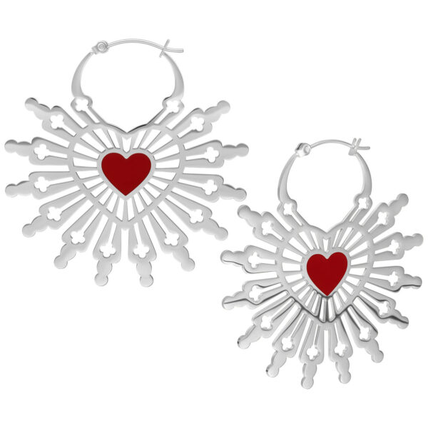 Pendientes plateados en forma de corazón con corazón rojo sobre fondo blanco