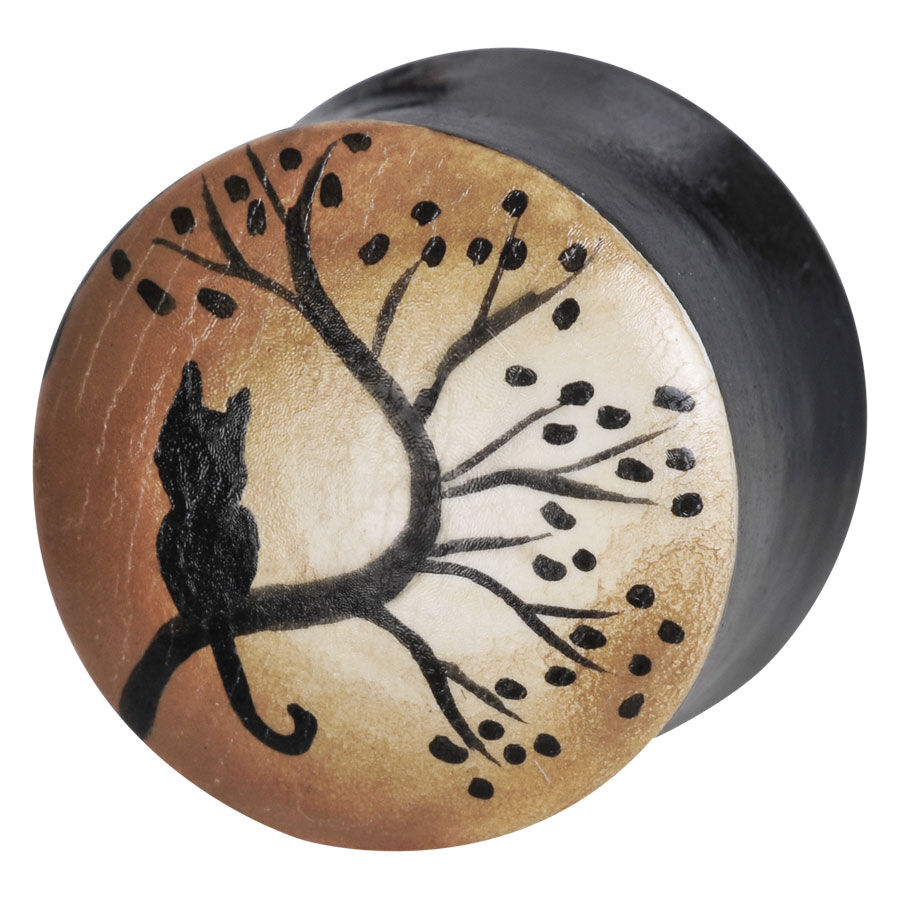 Plug de madera con gato negro sentado en un árbol, fondo marrón