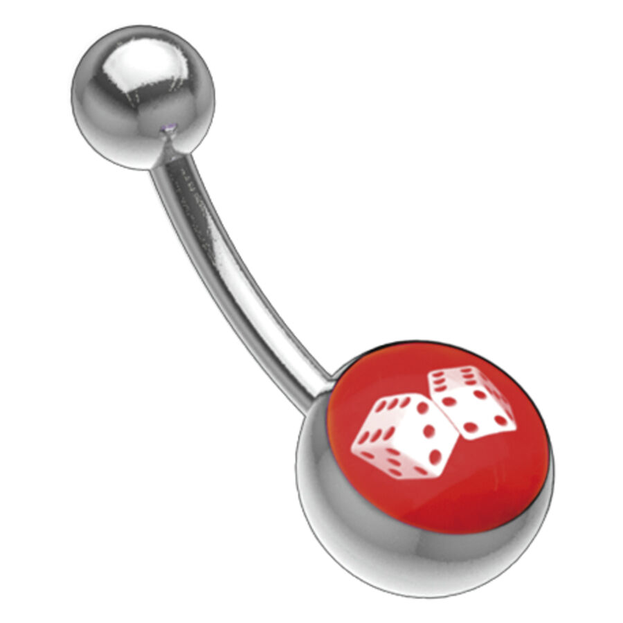 Piercing de ombligo plateado con motivo de cubo rojo sobre fondo blanco