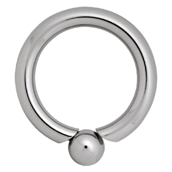 Anillo de piercing de titanio plateado con bola roscada sobre fondo blanco