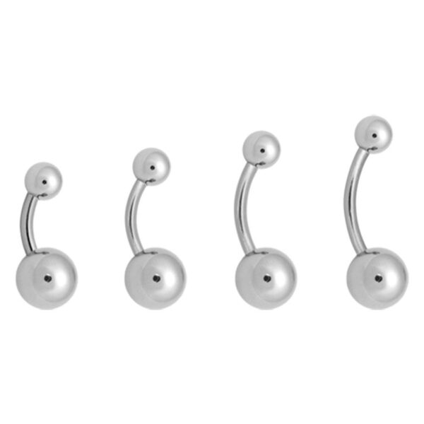 Cuatro piercings de ombligo de titanio plateados sobre fondo blanco