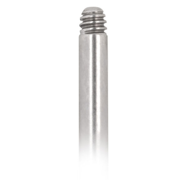 Labret plateado de titanio con rosca externa sobre fondo blanco