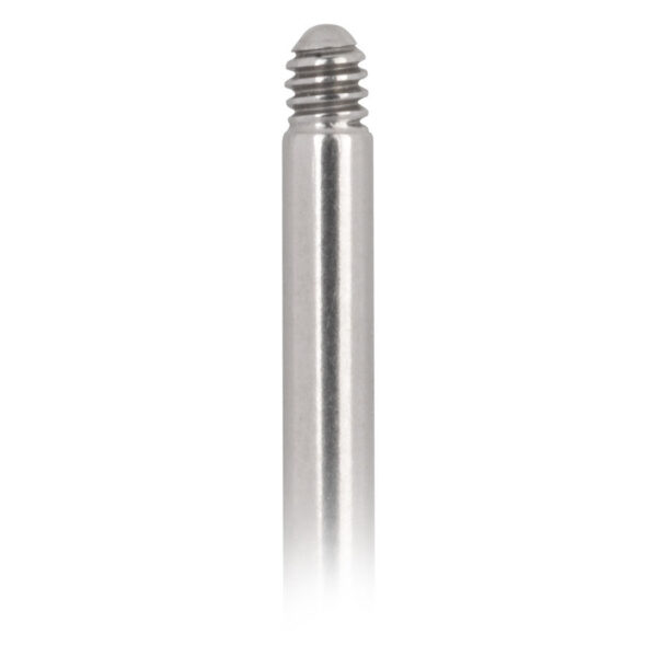 Labret de titanio plateado con rosca externa sobre fondo blanco