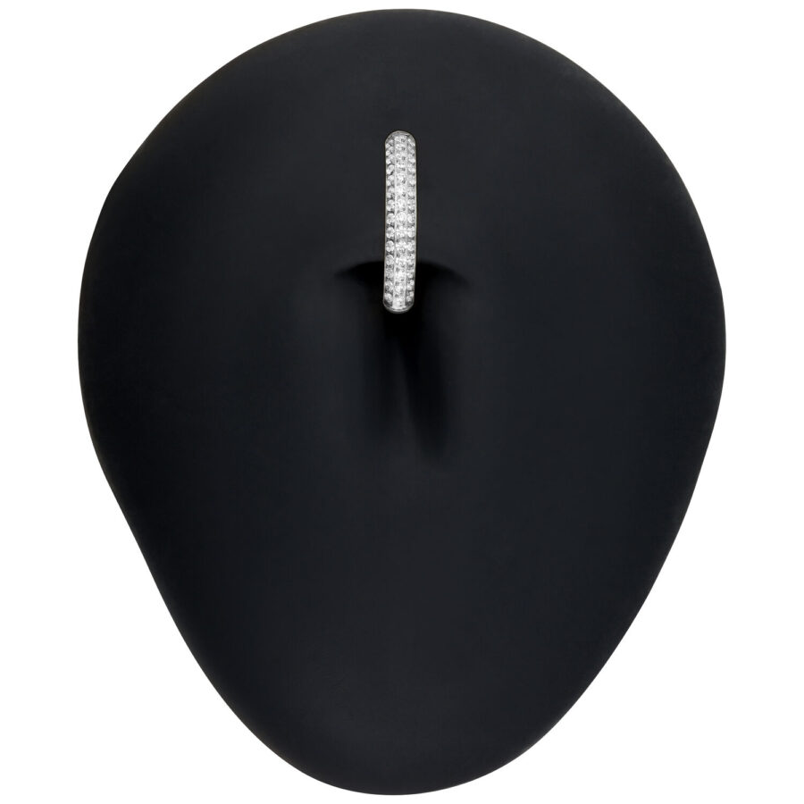 Clicker para ombligo con múltiples joyas plateadas sobre fondo negro