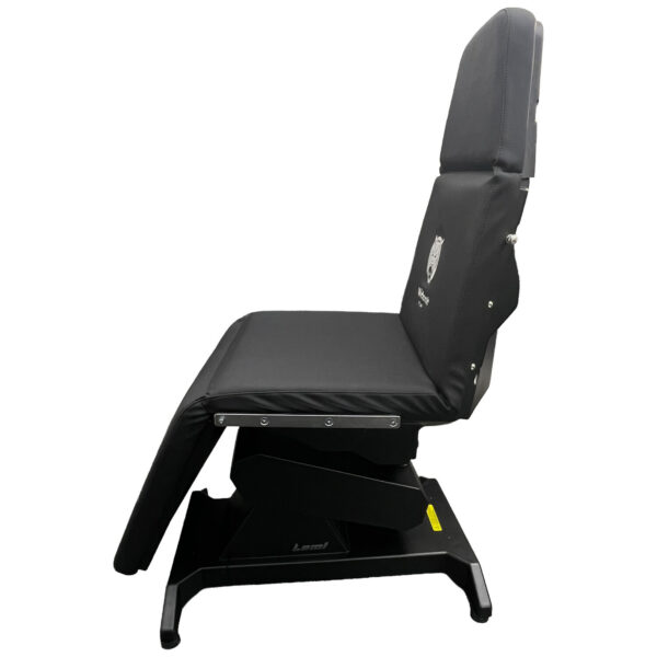 Silla negra Lemi de cuero sintético y aluminio sobre fondo blanco