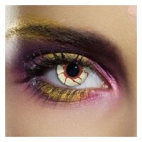 Lente de contacto ensangrentado para look de horror Primer plano de una lente de contacto ensangrentada en un ojo con maquillaje colorido