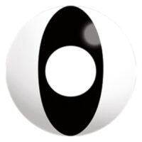 Lente de contacto redonda negra con diseño de ojo de gato sobre fondo blanco
