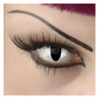 Primer plano de un ojo con lente de contacto de ojo de gato negro y párpado maquillado