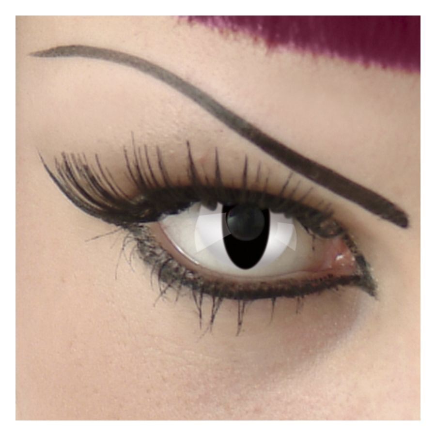 Primer plano de un ojo con lente de contacto de ojo de gato negro y párpado maquillado