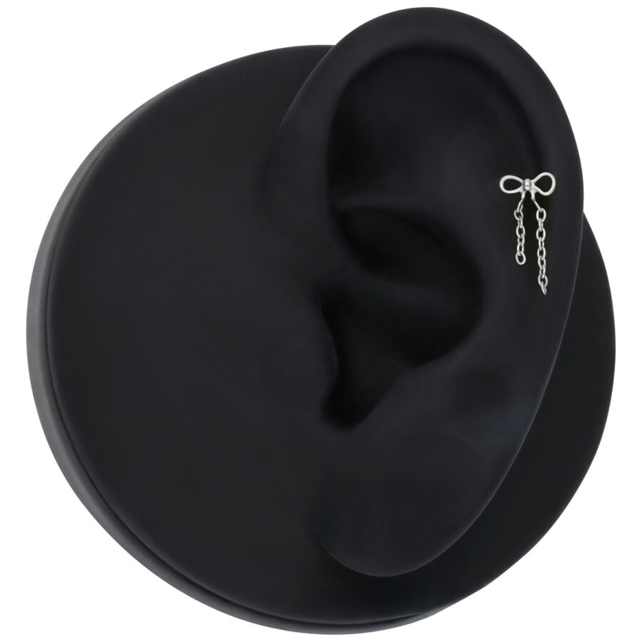 Colgante Push Fit plateado con diseño de lazo en modelo de oreja negra