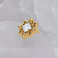 Ajuste Push Fit dorado con cristal Accesorio de metal dorado con cristal claro sobre fondo gris