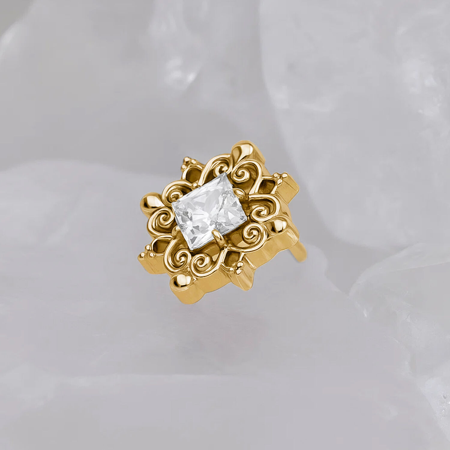 Ajuste Push Fit dorado con cristal Accesorio de metal dorado con cristal claro sobre fondo gris