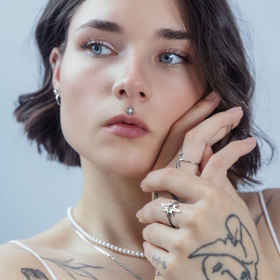 Mujer con ornamento Push Fit en piercing nasal, cristal transparente